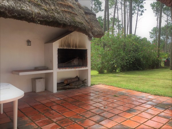 EXCELENTE CHALET 4 DORMITORIOS MAS DEPENDENCIA EN LA PARADA 35 DE LA MANSA -PUNTA DEL ESTE   