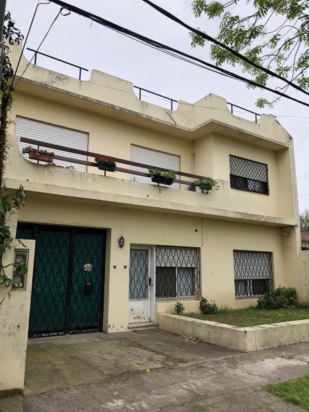 EXCELENTE CASA MULTI FAMILIAR  - MUY BUENA ZONA - BOULOGNE-  son 3 ph en un lote